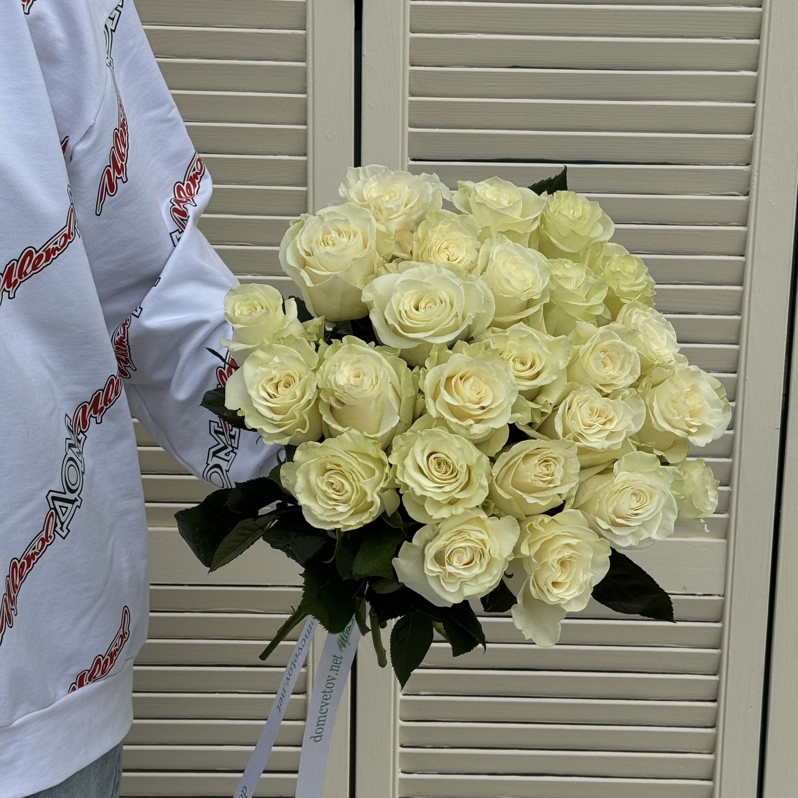 25 белых роз стандарт