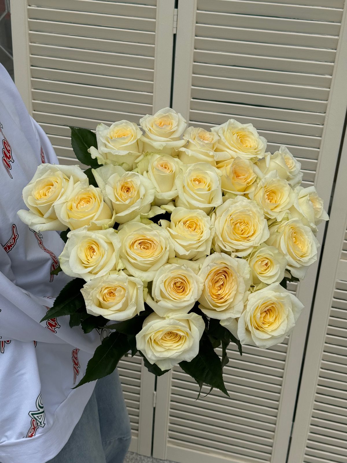 25 пионовидных роз Кэндллайт